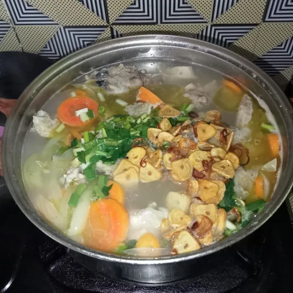 Terakhir masukkan daun bawang, seledri, dan bawang putih goreng, lalu cicipi rasanya dan matikan kompor.