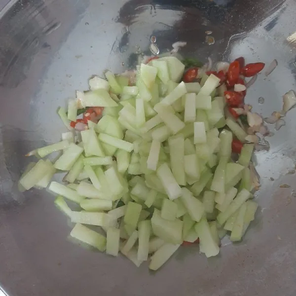 Lalu masukkan labu, aduk-aduk.