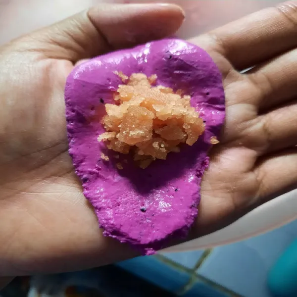Tambahkan irisan gula merah.