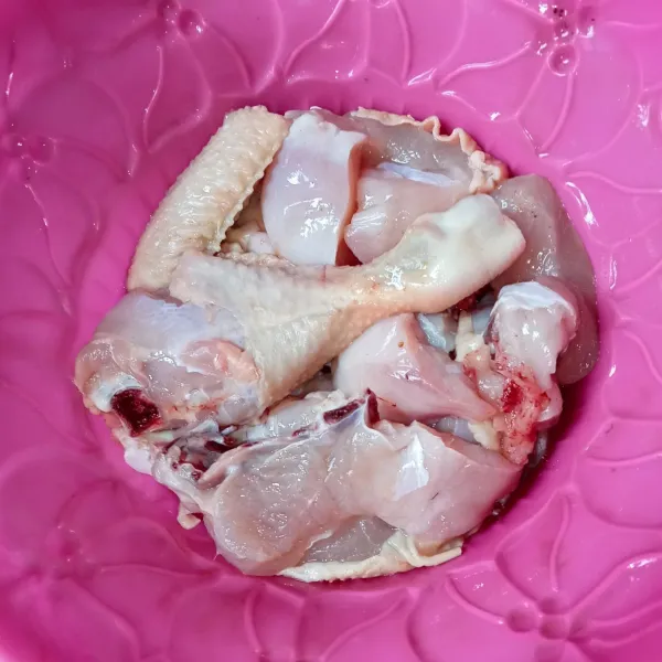 Potong-potong ayam dan cuci bersih.