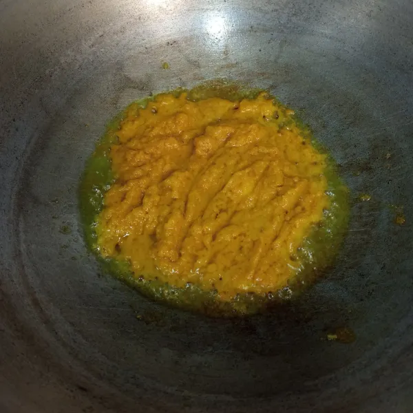 Tumis bumbu halus hingga harum.