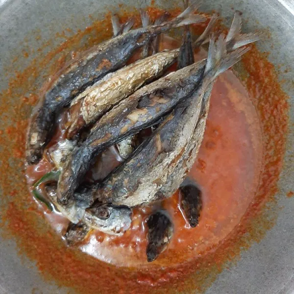 Kemudian masukkan ikan yang sudah digoreng, aduk-aduk hingga meresap dan jangan lupa cicipi rasanya. Kemudian angkat dan sajikan.