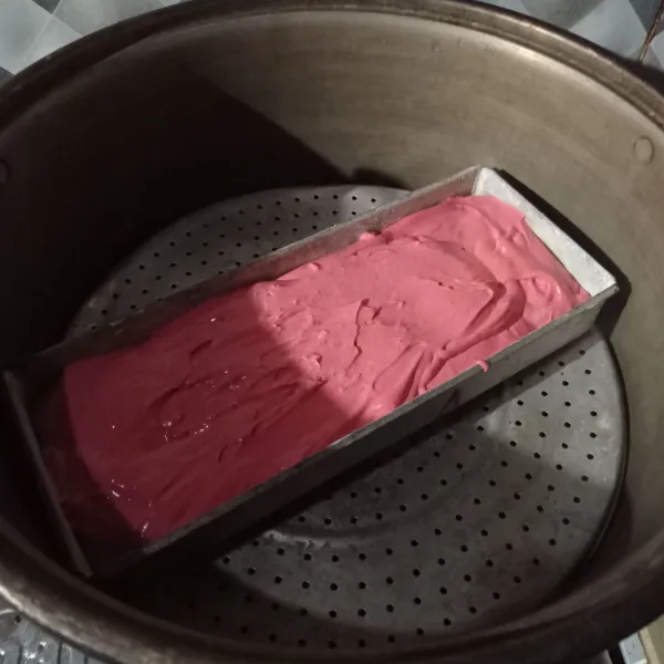 Tuang pada loyang yang sudah dioles tipis margarin dan ditabur tepung, hentakan lalu kukus selama 35 menit, tes tusuk jika tidak ada adonan yang menempel tanda sudah matang (tutup kukusan diberi kain bersih).