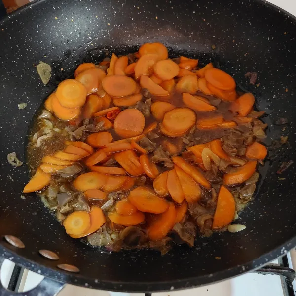 Masukkan cabe rawit dan wortel.