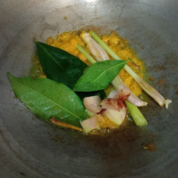 Masukkan serai, daun salam, dan lengkuas.