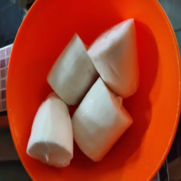 Siapkan singkong yang sudah di kupas dan dicuci bersih.