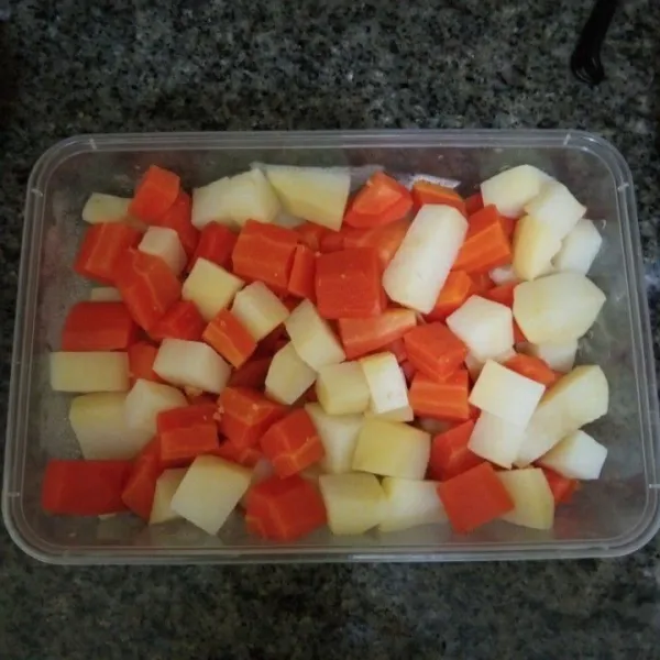 Rebus kentang dan wortel hingga setengah matang, lalu tiriskan.