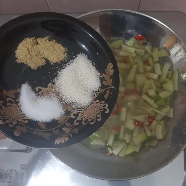 Kemudian masukkan garam, gula pasir, dan penyedap rasa. Lalu aduk-aduk, jangan lupa cicipi rasanya. Kemudian angkat dan sajikan.