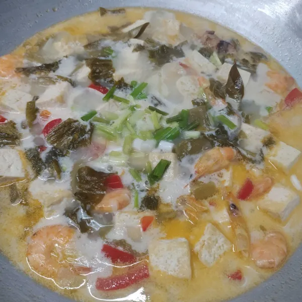 Masukkan daun bawang sesaat sebelum di matikan kompornya. Masak sampai daun bawang layu, lalu angkat dan sajikan.