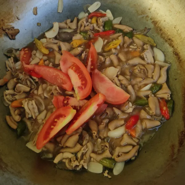 Masukkan tomat, lalu aduk rata. Masak hingga air menyusut.