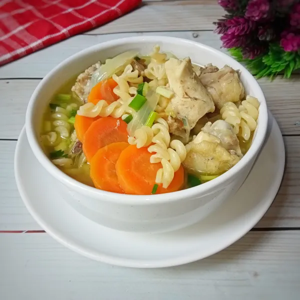 Masukkan sop ayam dan fusilli di mangkuk, kemudian sajikan selagi panas.