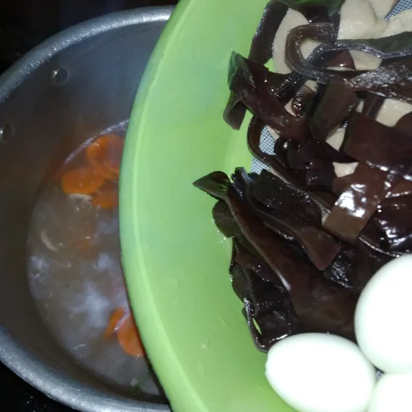 Masukkan jamur kuping, telur puyuh, bakso, lalu masak selama 5 menit.