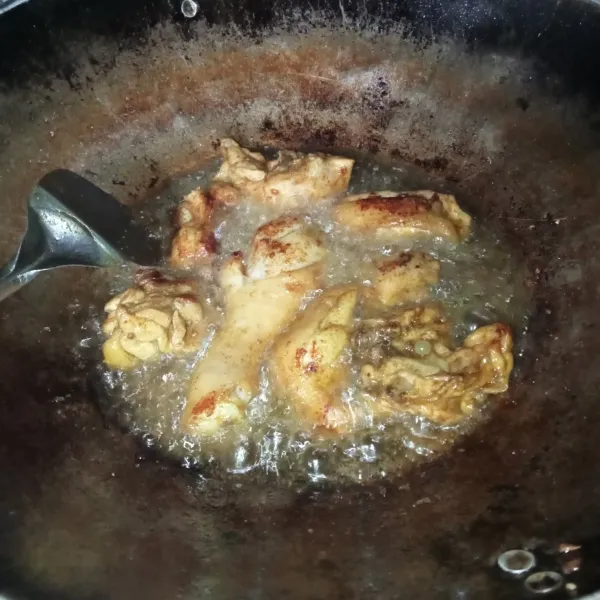 Lalu goreng hingga kekuningan, angkat dan sajikan.
