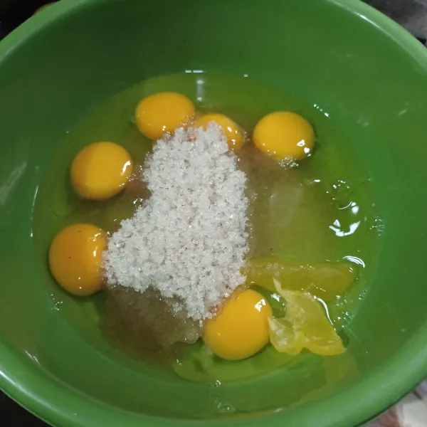 Masukan telur, gula, sp, vanila cair dan garam kedalam wadah, lalu mixer dengan speed tinggi hingga kental berjejak.