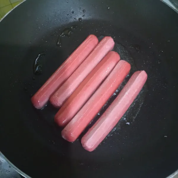 Goreng sosis hingga matang (jangan sampai sosis menjadi kering atau kopong).