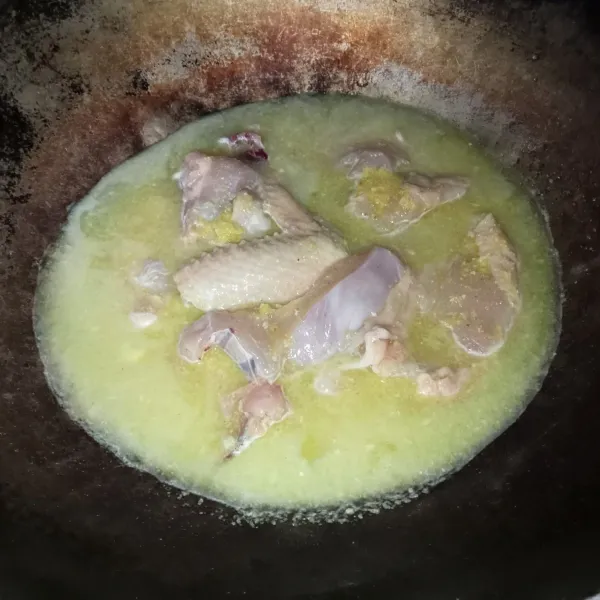 Campur ayam, bumbu halus, dan air.