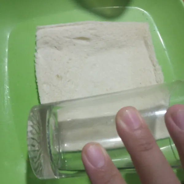 Pipihkan/gilas roti tawar dengan gelas hingga roti menjadi pipih.