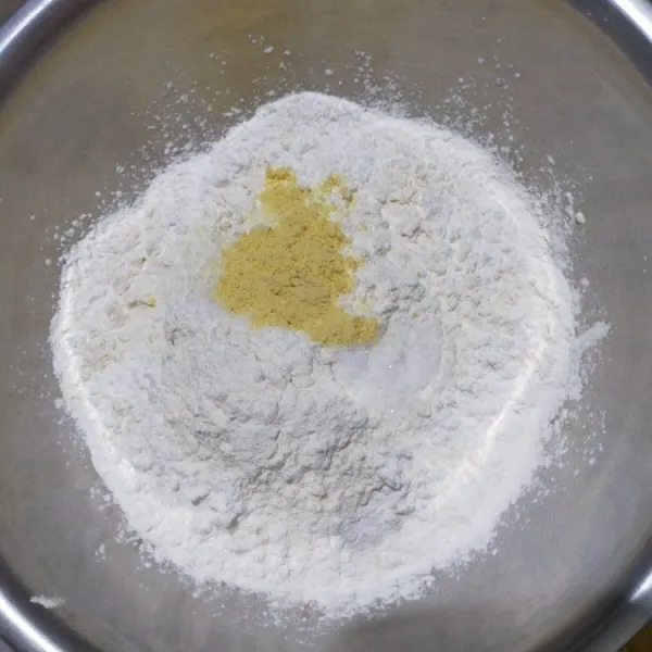 Aduk rata tepung sagu, tepung tapioka, tepung terigu, garam, dan kaldu bubuk.