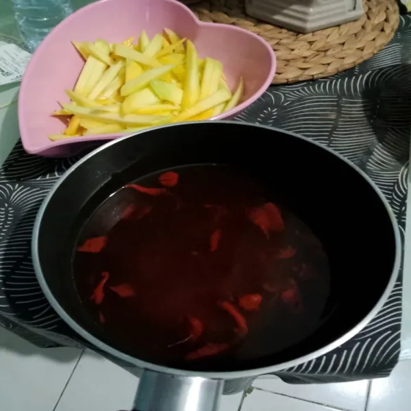 Setelah uap panas hilang, siramkan kuah cabe ke mangga. kucuri air jeruk limau, lalu simpan dalam kulkas. Biarkan kuah meresap dan dingin lebih nikmat.