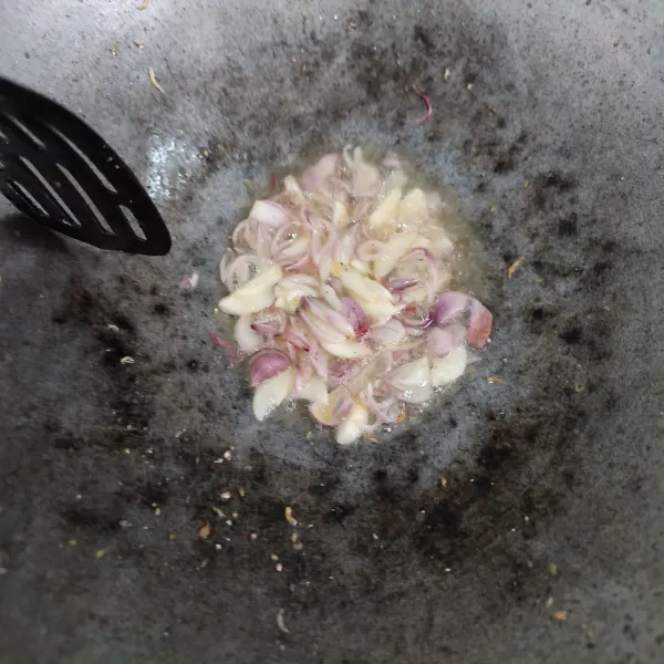Tumis bawang merah dan bawang putih dengan sisa minyak menggoreng ikan teri, tumis hingga wangi.