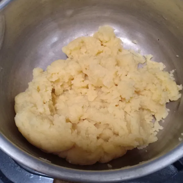 Masak tepung terigu, margarin dan air, aduk rata sampai menggumpal.