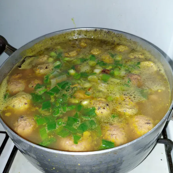 Sesaat sebelum di matikan api  tambahkan daun bawang, lalu aduk sebentar. Kemudian sajikan.