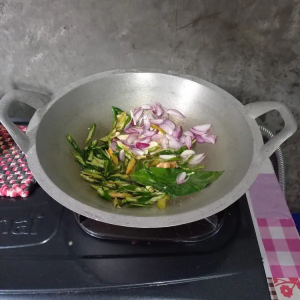 Tumis bawang merah, bawang putih, cabai rawit dan cabai hijau sampai harum.
