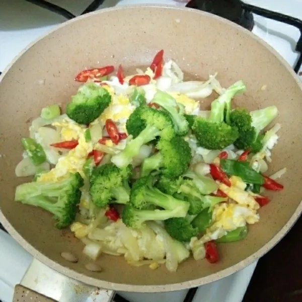 Terakhir masukkan brokoli, aduk dan masak hingga kematangan yang diinginkan. Kemudian angkat dan sajikan.