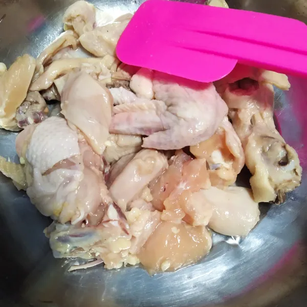 Cuci bersih ayam, kemudian marinasi dengan bumbu selama 25 menit.