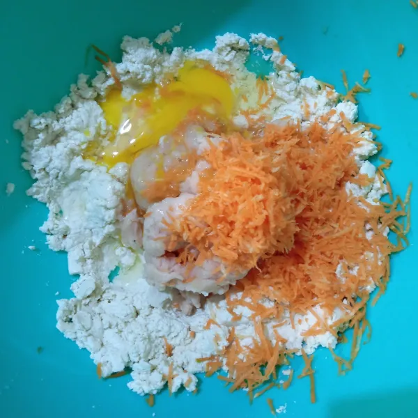 Masukkan telur dan wortel yang sudah diserut.