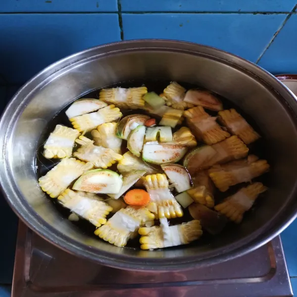 Masukkan semua bahan kecuali daun tangkil, kacang panjang, cabai hijau dan cabai rawit.