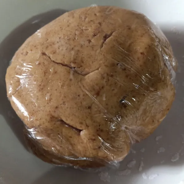 Bungkus dengan cling wrap, diamkan di kulkas/di meja  kurang lebih 45-60 menit sampai adonan kokoh.