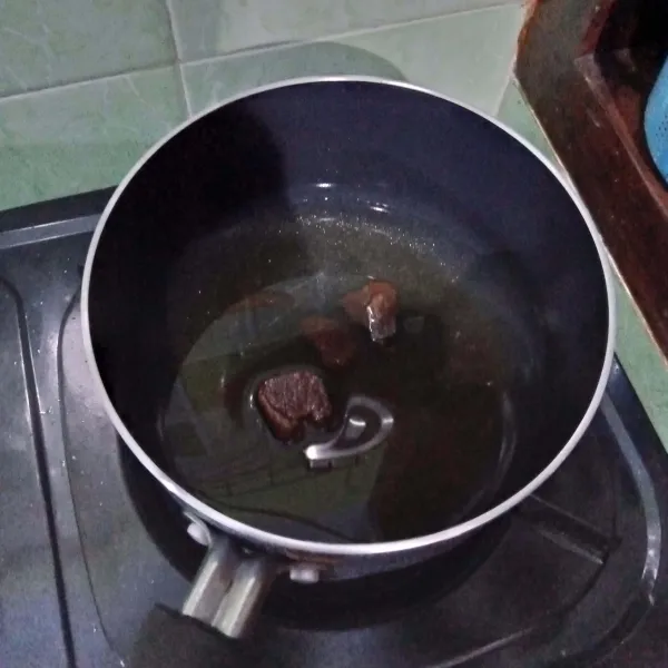 Didihkan air, gula merah, gula pasir, dan asam jawa. Tunggu sampai hangat.