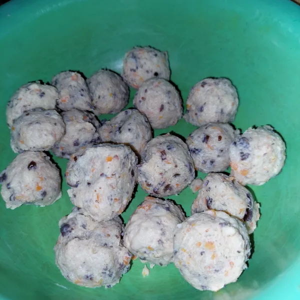 Siapkan bakso ayam homemade.