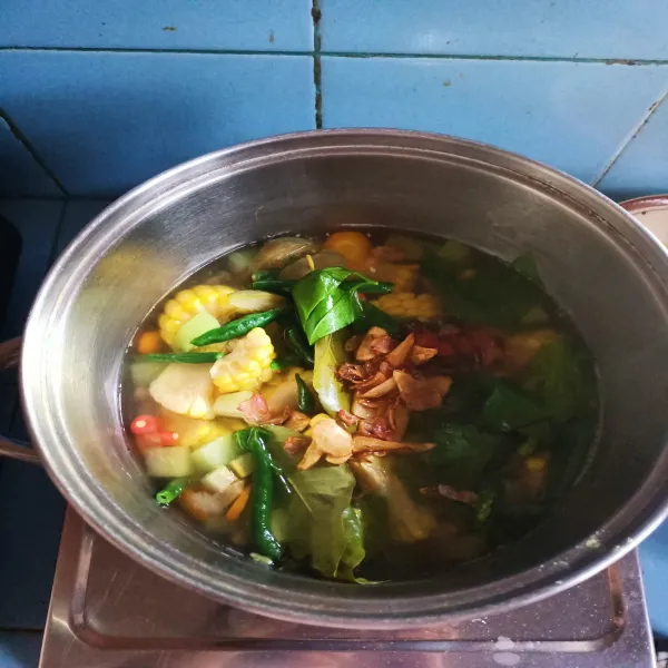 Masukkan bawang goreng.