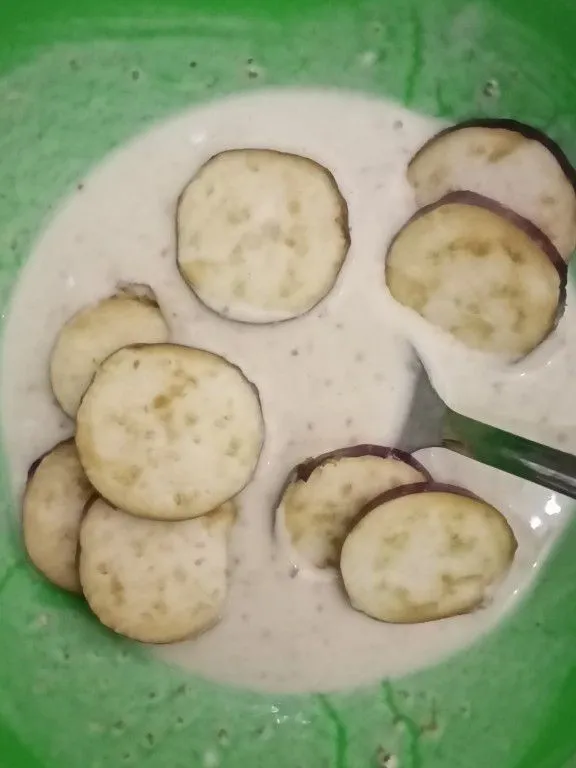 Larutkan tepung bumbu dengan air kemudian masukkan terong pada tepung bumbu.