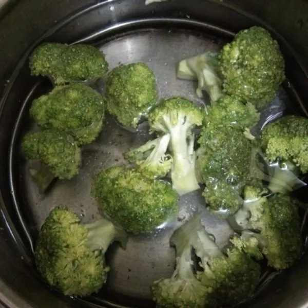 Rendam kuntum brokoli dalam air, beri garam, lalu aduk rata. Biarkan selama 30 menit, kemudian bilas dan tiriskan.