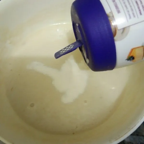 Dalam wadah campur tepung terigu, gula pasir, garam, vanili bubuk, dan air secukupnya, aduk rata hingga sedang kekentalannya. Tambahkan fiber creme, lalu aduk kembali.