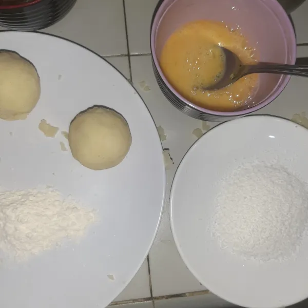 Untuk kentang beri bumbu garam dan merica lalu bulatkan, balur ke tepung terigu lalu ke kocokan telur, kemudian ke dessicated coconut. Goreng hingga lapisan luar matang, sisihkan.