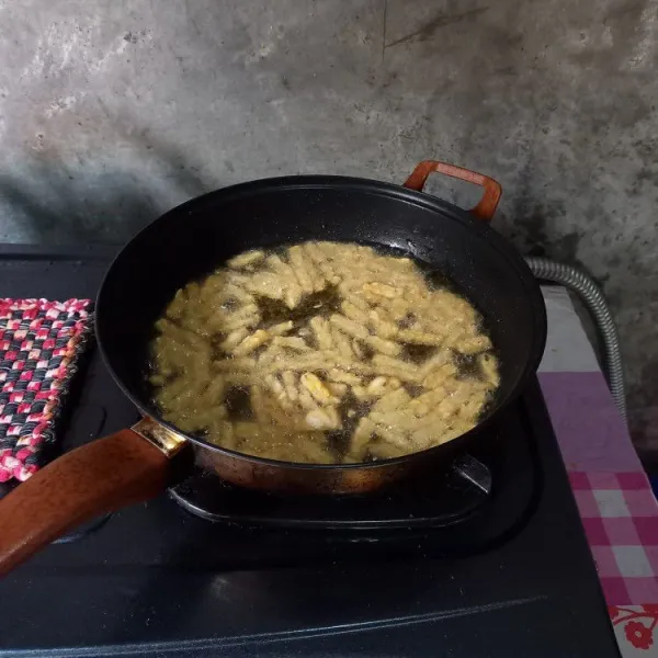 Goreng tempe sampai kecoklatan.