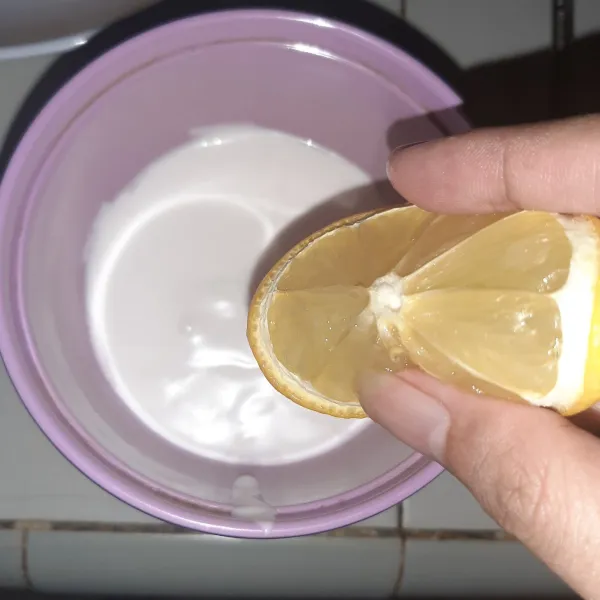 Siapkan santan dan 1 sdm air lemon.