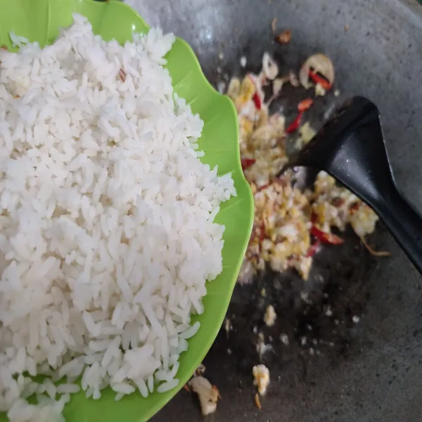 Setelah itu masukkan nasi putih, aduk cepat.