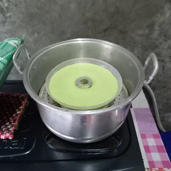 Selanjutnya tuang adonan pandan, kukus kembali selama 15 menit dengan api sedang cenderung kecil. Angkat dan sajikan.