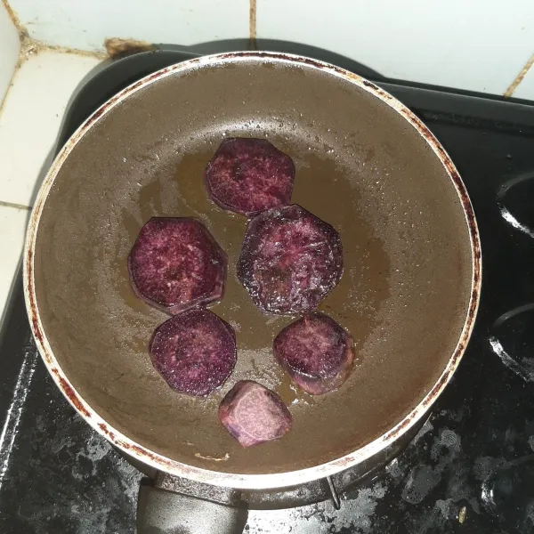 Step ini opsional, potong tipis ubi ungu lalu panggang dengan mentega lalu sisihkan.