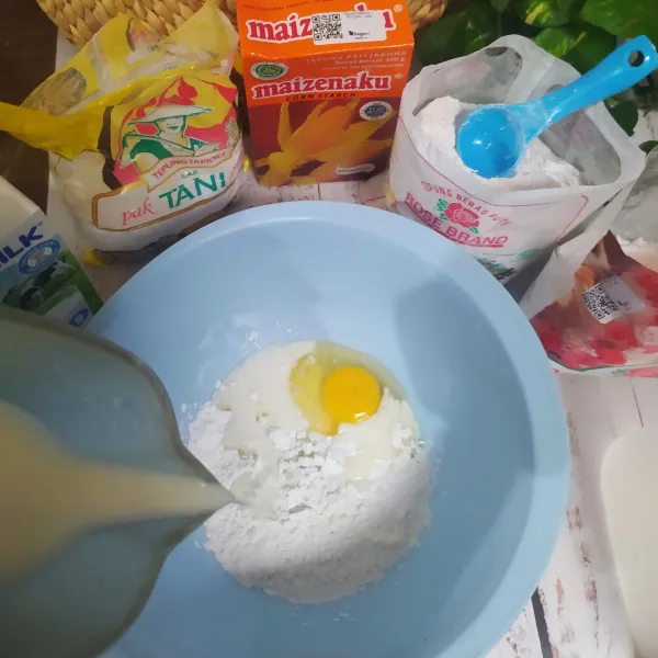 Untuk membuat crepes, campur tepung beras, tepung tapioka dan tepung maizena. Masukkan telur, vanila, gula halus, minyak kelapa dan parutan kulit lemon. Tuang susu sedikit demi sedikit sambil diaduk menggunakan ballon whisk.