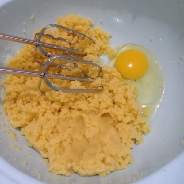 Dinginkan adonan sebentar lalu tambahkan telur satu per satu, mixer dengan kecepatan rendah.