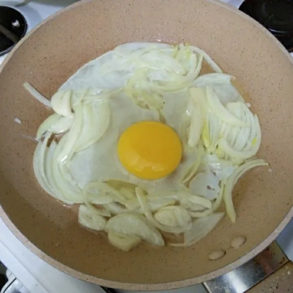 Masukkan telur ayam, beri sedikit garam. Kemudian orak-arik.