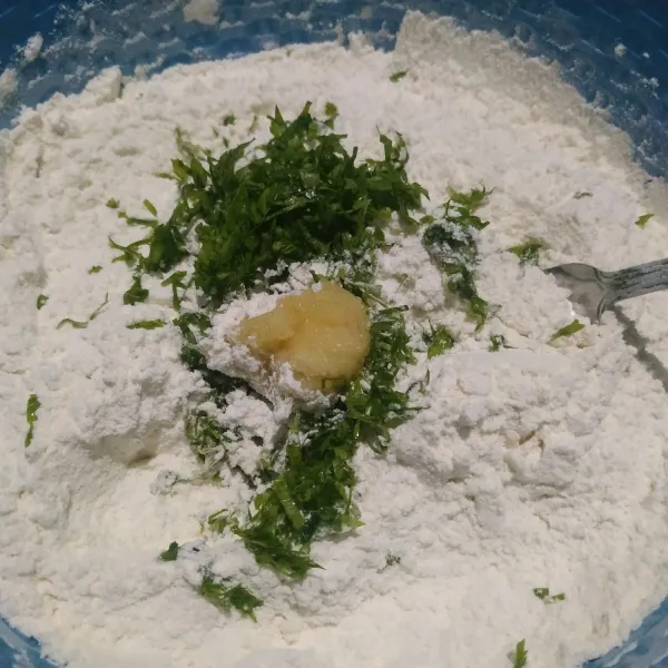 Tambahkan seledri dan bawang putih halus, lalu aduk rata.