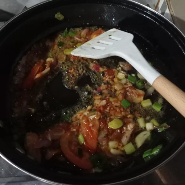 Lalu masukkan bumbu halus, masak lagi sampai matang.