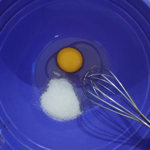 Campurkan telur dan gula pasir, kocok menggunakan whisker.